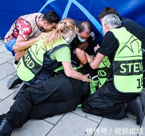 皮球|美丽的误伤!C罗不小心踢倒女工作人员 送CR7道歉 球迷:快踢我