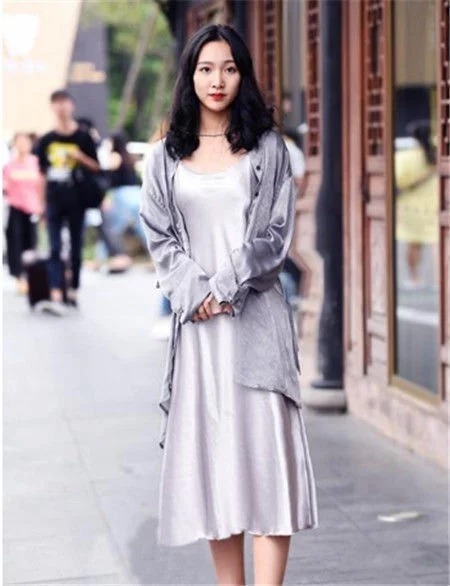 街拍:长相清秀的小美女,肌肤如玉,尊贵优雅显大气