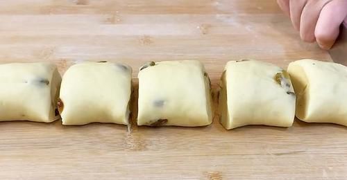 面粉别蒸馒头了，加3个鸡蛋，蓬松拉丝，孩子爱不释手，太香了