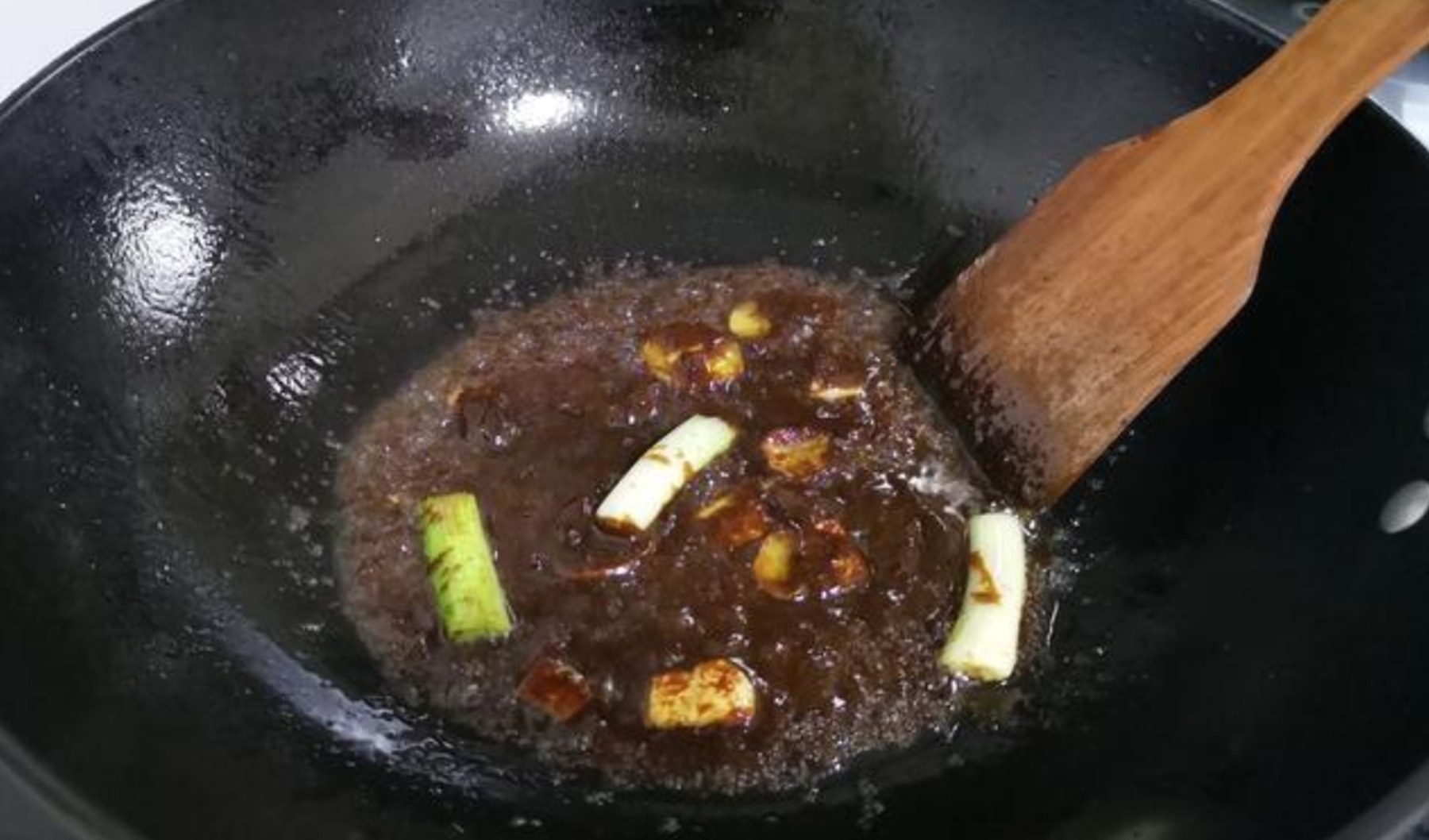 做鱼时,去腥加酒加醋是大错特错!教你最好吃做法,上桌就扫光