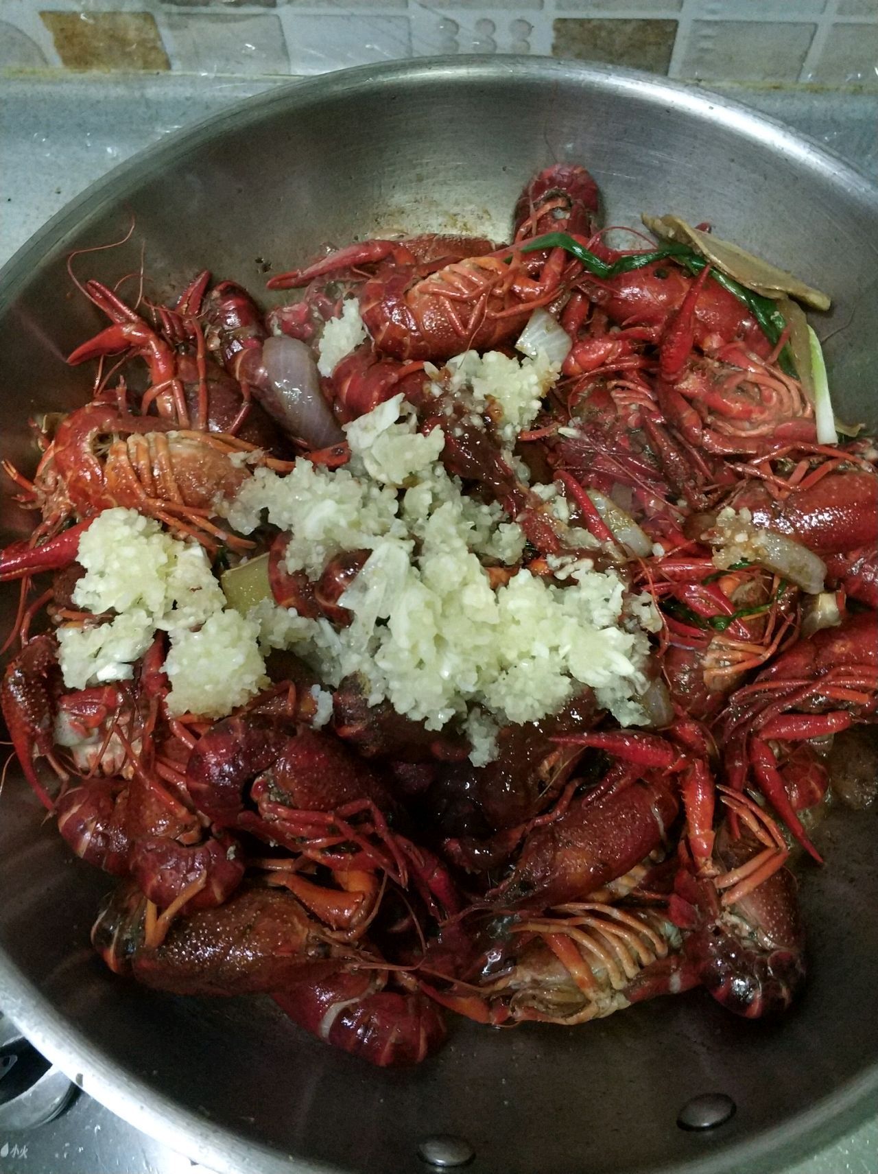 买回来2斤小龙虾,做成蒜蓉口味的,香味浓郁真好吃!