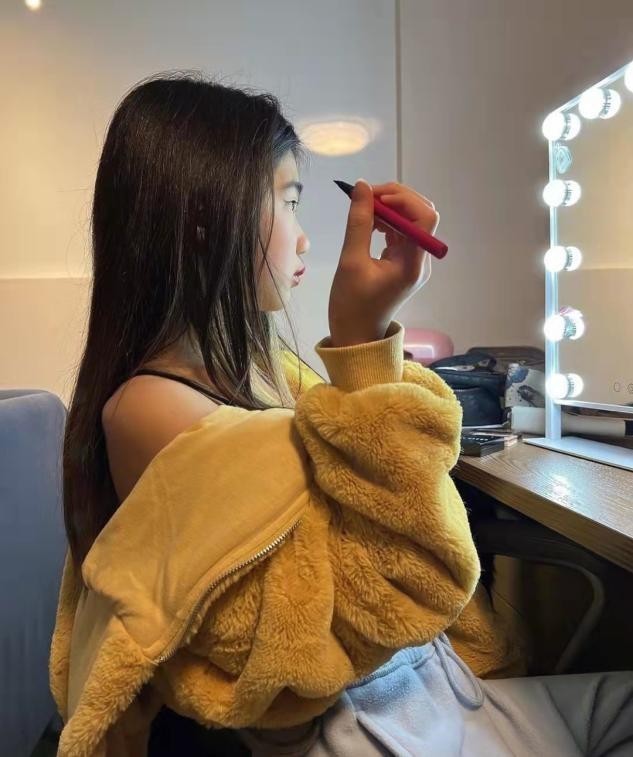 美背 曹格11岁女儿太着急长大,浓妆艳抹还大秀美背,丝毫没有孩子样