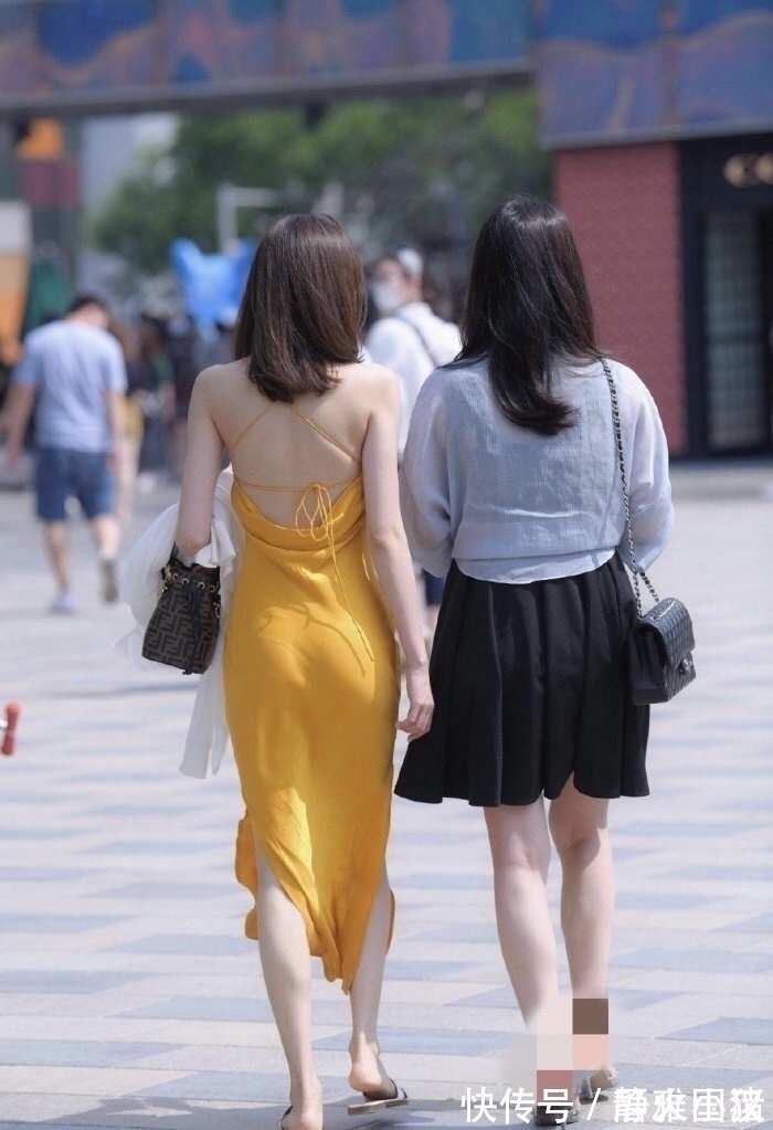 时尚 姑娘真是“时尚扛把子”,身穿长裙很洋气,不选高跟鞋也好抢眼