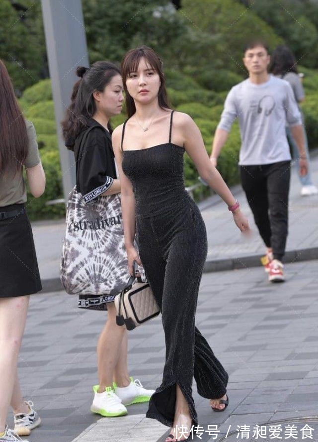 双腿|美女脚上搭配上一双裸色高跟鞋，尖头的设计让双腿显得更加的修长