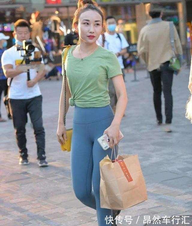 妹子 终于可以把心爱打底裤穿出街了,用心去搭配,美丽清澈