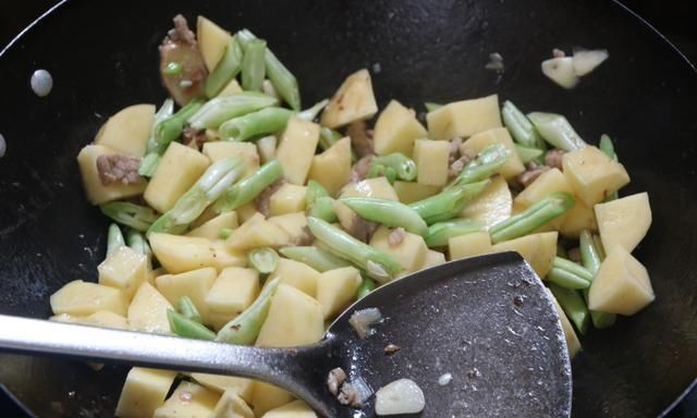 在老姐家做客,只炖了一锅菜,全家老小7口人吃饱喝足,太满足了