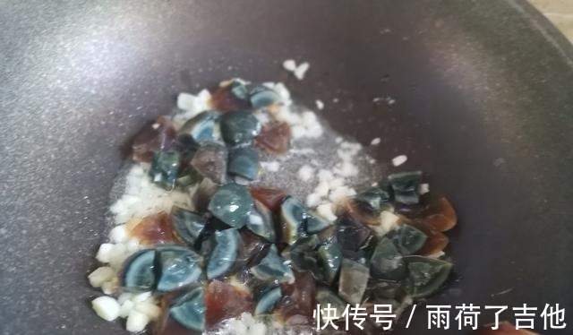 凉拌|皮蛋别只会凉拌了,试试这样做着吃,口感Q弹,开胃又下饭!