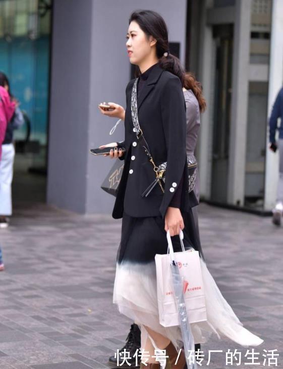 小姐姐|街拍:长发披肩的小姐姐,白色外套配黑色紧身裤,美丽大方