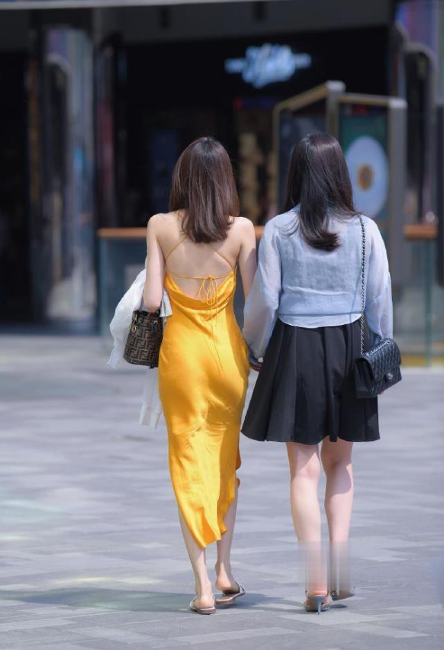 连衣裙 美女连衣裙“独特”穿法，展现出贵妇般的气质