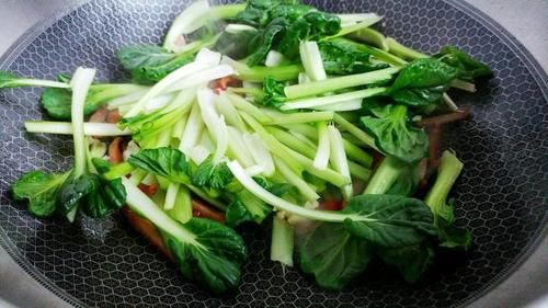 人称|11月，吃此菜当季，人称“维他命蔬菜”，对肠胃好，不懂吃可惜