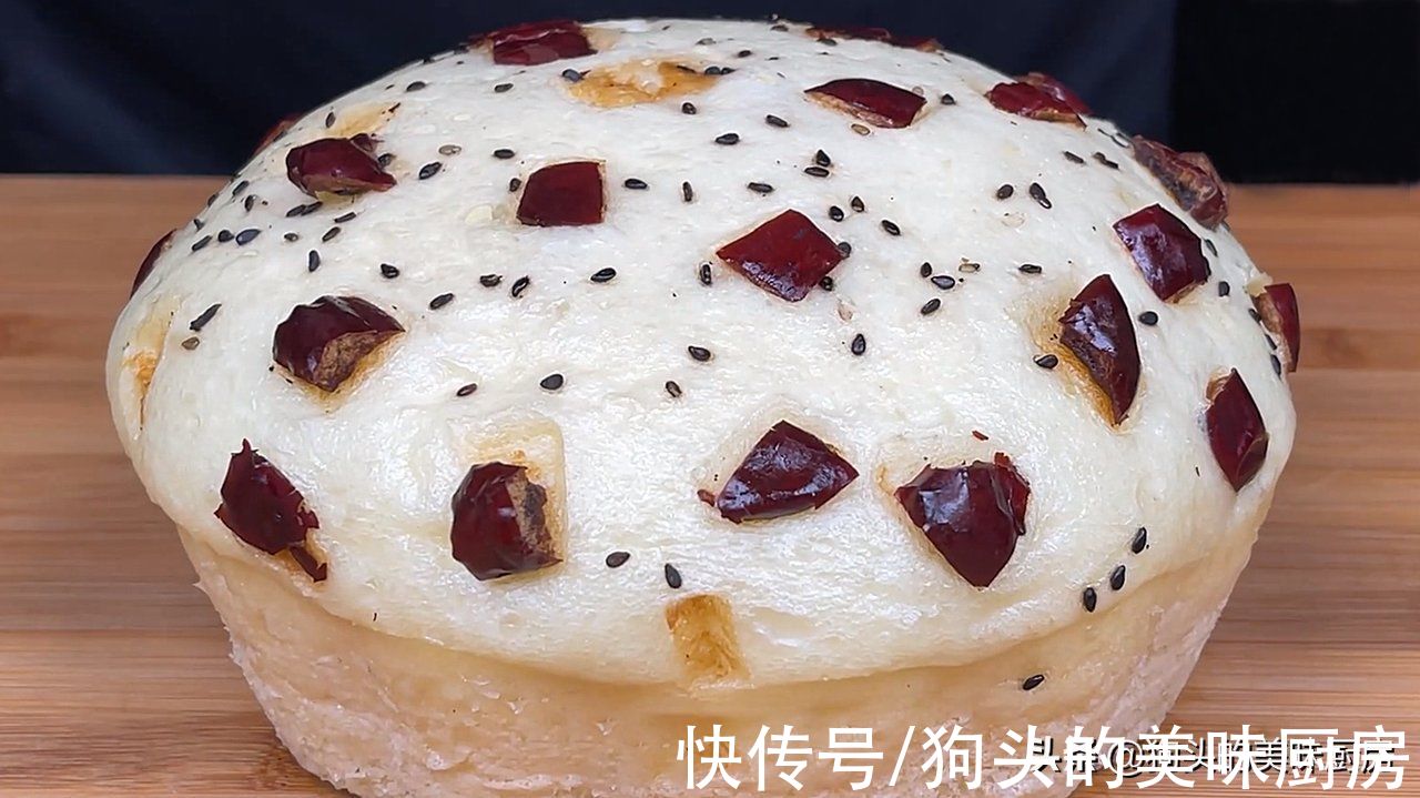 发糕这样做，不用揉面，一搅一蒸就出锅，松软香甜，比面包还好吃