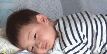 孩子睡前的这个动作,藏着对妈妈的依赖!