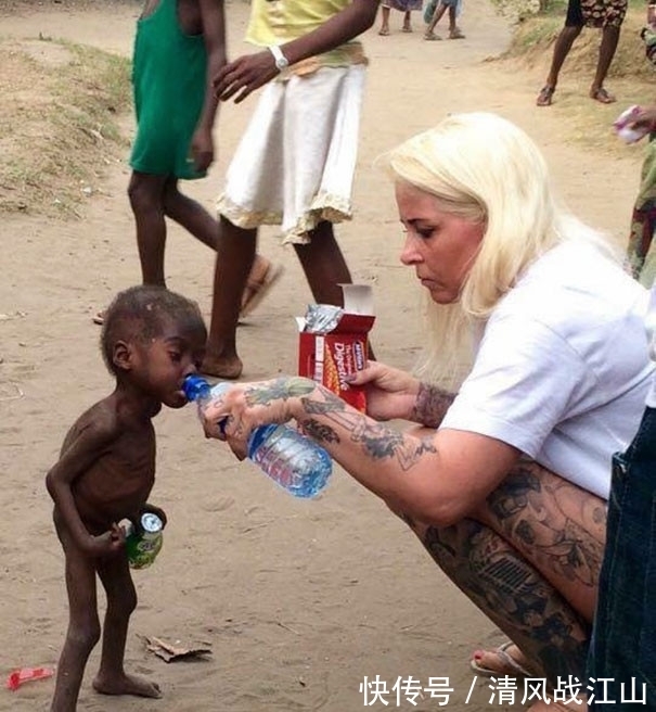 父母|瘦弱男童被父母抛弃，善良美女将他带回家，2年后男童变成了这样