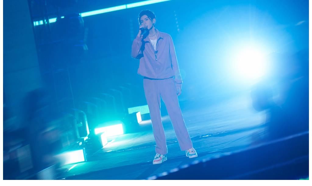 选手|王源《明日创作计划》耐心帮助选手,变反矫情达人态度超man