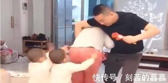快乐源泉|爸爸“家暴”妈妈,双胞胎的反应亮了,果然是亲生的