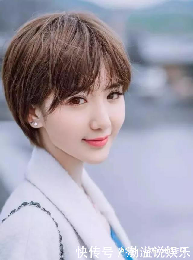 女人40岁后别乱烫发！今夏流行这3种“短发”，显小了10岁都不止