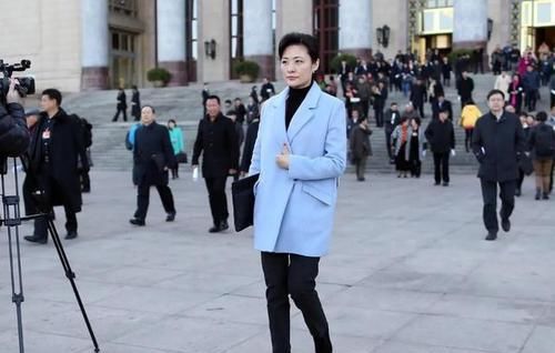 女人过50好气质得靠衣品撑！瞧主持人周涛穿搭，时髦大气显年轻