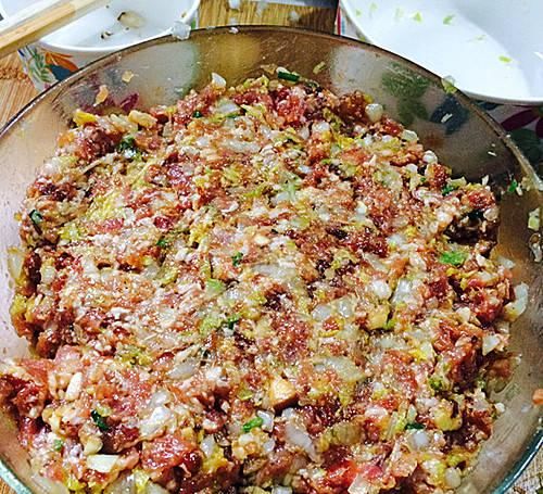 饺子馅拌好别着急包，多做一步，更香，更好吃！一大锅不够吃