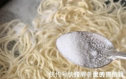 煮面条,水开下锅是大错!大厨透露技巧,面条劲道不起坨,超好吃!