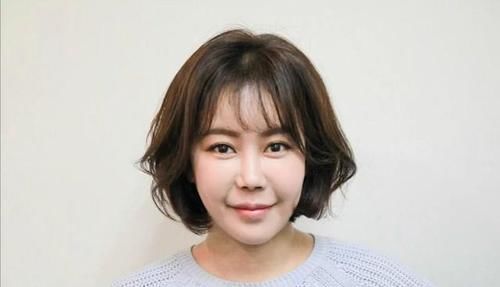 年过50的女人，留什么发型显年轻？试试这3款“短发”，减龄洋气