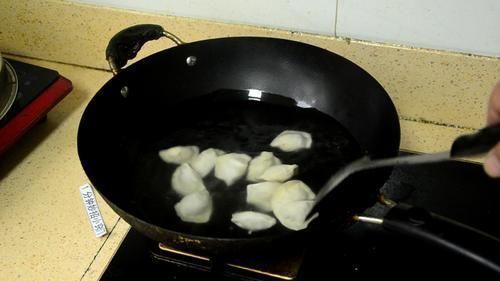 饺子皮|煮速冻水饺时，有人用冷水，有人用开水！教您正确做法，又嫩又滑