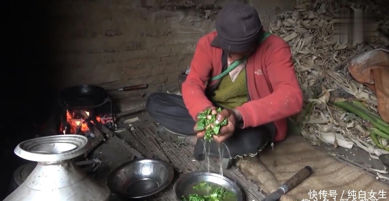 尼泊尔山区穷人的生活,只炒一个青菜,大人吃玉米糊小孩吃大米饭