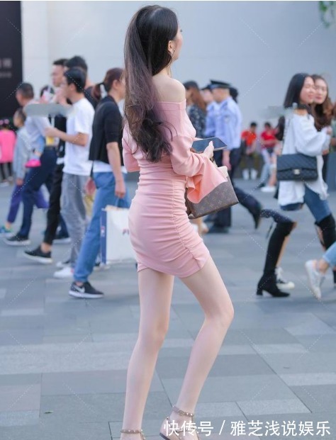 共同点 性感粉色洋装设计,与优雅小皮鞋搭配,大气又唯美