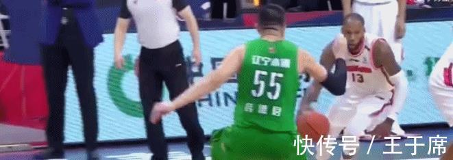 对骂|CBA冲突不断,两位名帅场边对骂,辽粤3人被驱逐,胡明轩垫脚争议