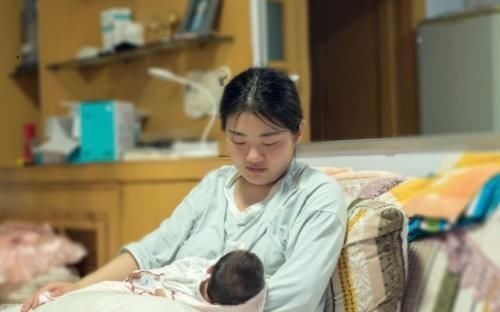 压岁钱|新年我给父母1万块,孩子收到压岁钱却大哭,我们没吃饭就走了