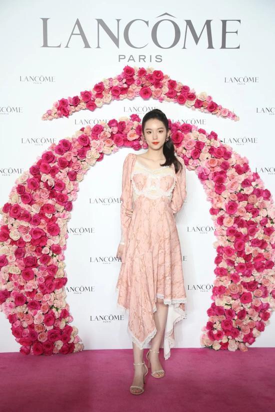 粉底|甜美“射手”周也的脸上 就没有难用的粉底吗?