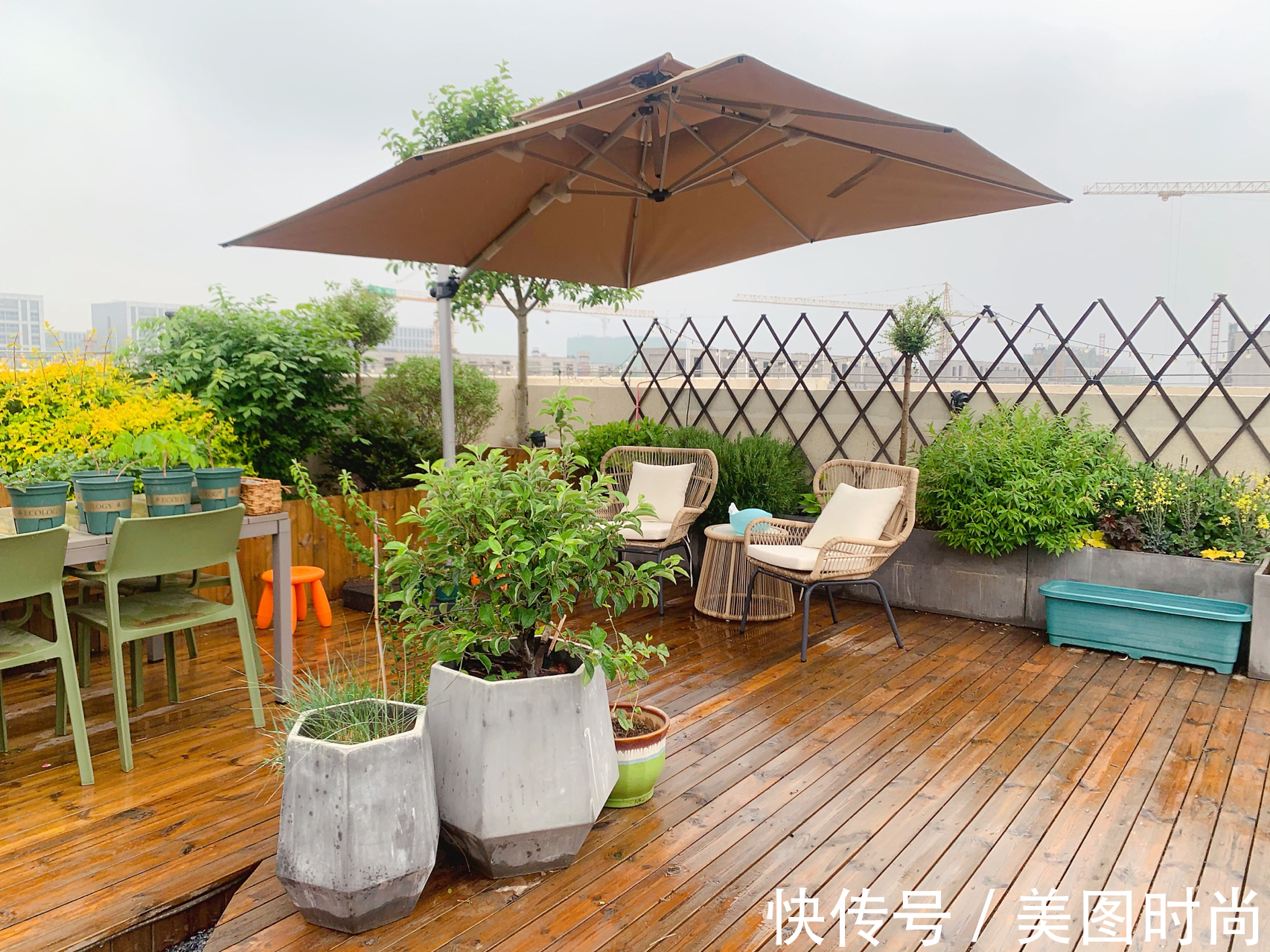 樟子松|花园改造:2万改造60㎡露台花园,户外地面防腐木成本及优劣分析