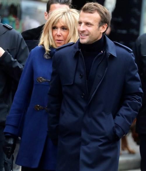 法国夫人穿衣年轻！西装搭运动鞋太时髦，小25岁老公牵手抿嘴笑