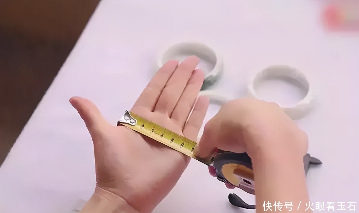 测量|不知道自己戴多大圈口的玉镯，看完你就明白了
