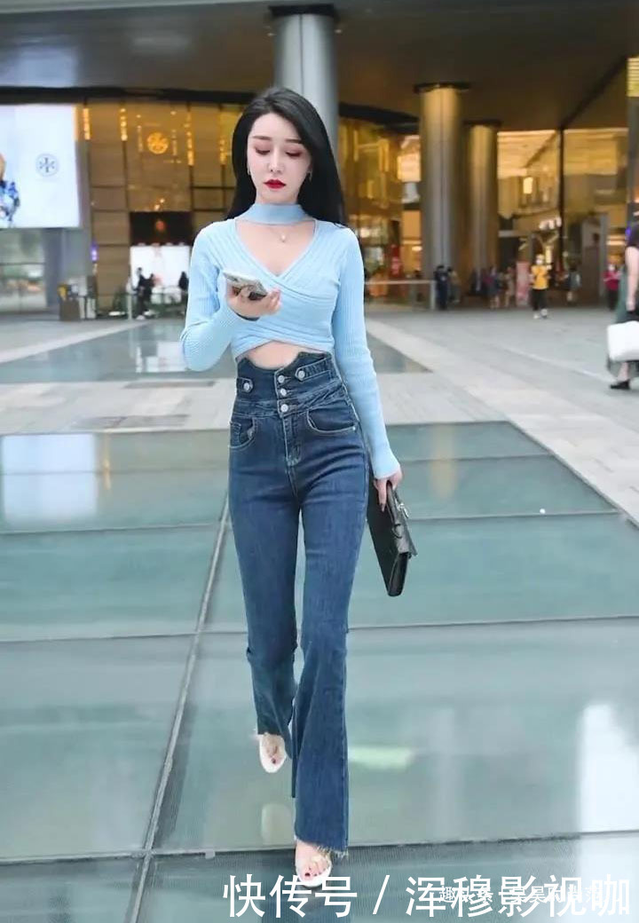 小姐姐 浅蓝色挂脖短衫搭配高腰牛仔裤,气质女孩的减龄穿搭,时尚有气质