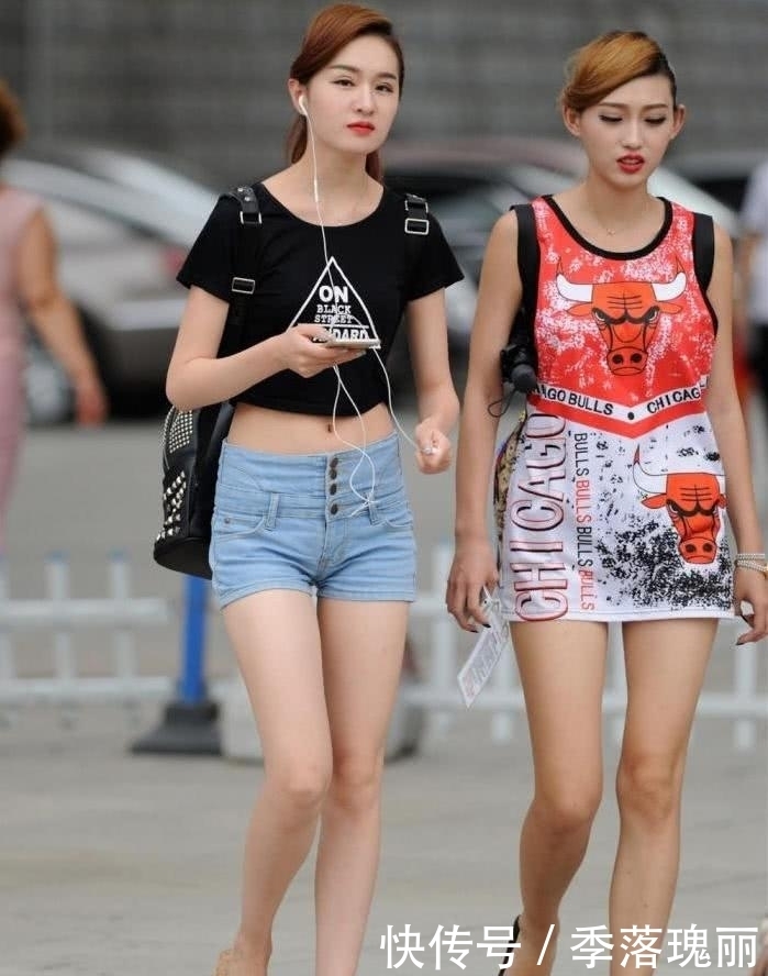  尽显|街拍：小姐姐身穿白色热裤搭配黑色塑身上衣, 尽显白皙大长腿!