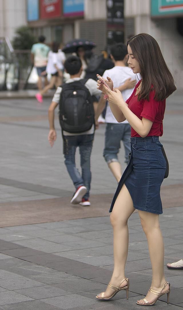 街拍,看上去就有修养的美女