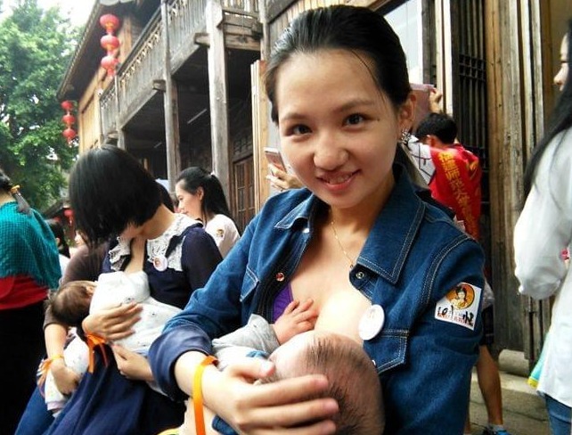 宝妈|“俺在喂奶,公公在一旁逗娃”,25岁宝妈哭泣自述无法阻止