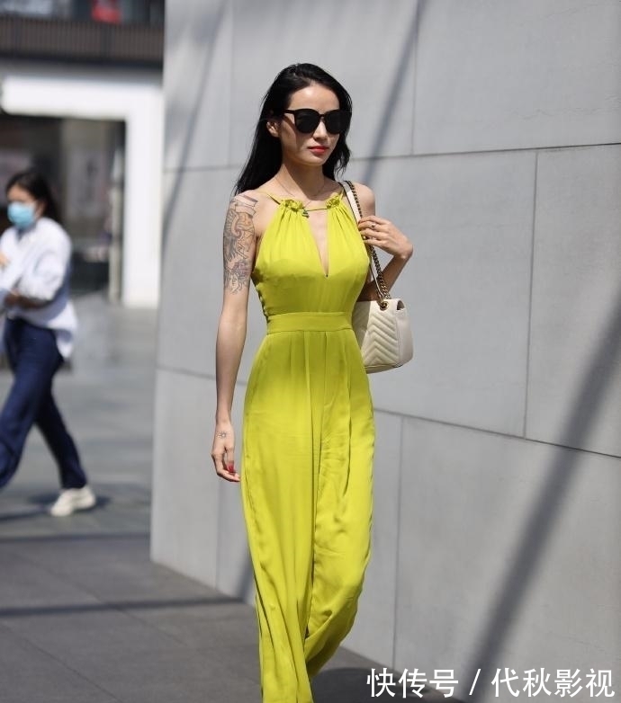穿搭 时尚“辣妈”的别致穿搭,选择清新“吊带”,展现成熟魅力!