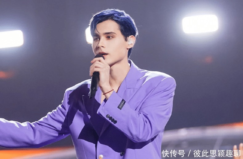 创4庆功宴生图曝出,王嘉尔全程专心干饭,我却被贵公子刘宇吸引