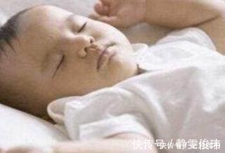 睡觉|刚出生的宝宝在睡觉时喜欢“投降”知道这些,宝妈就偷着乐吧