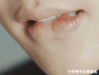 润唇膏|冬季嘴唇干燥,可能是两种情况,经常舔嘴,也会让嘴唇越来越干