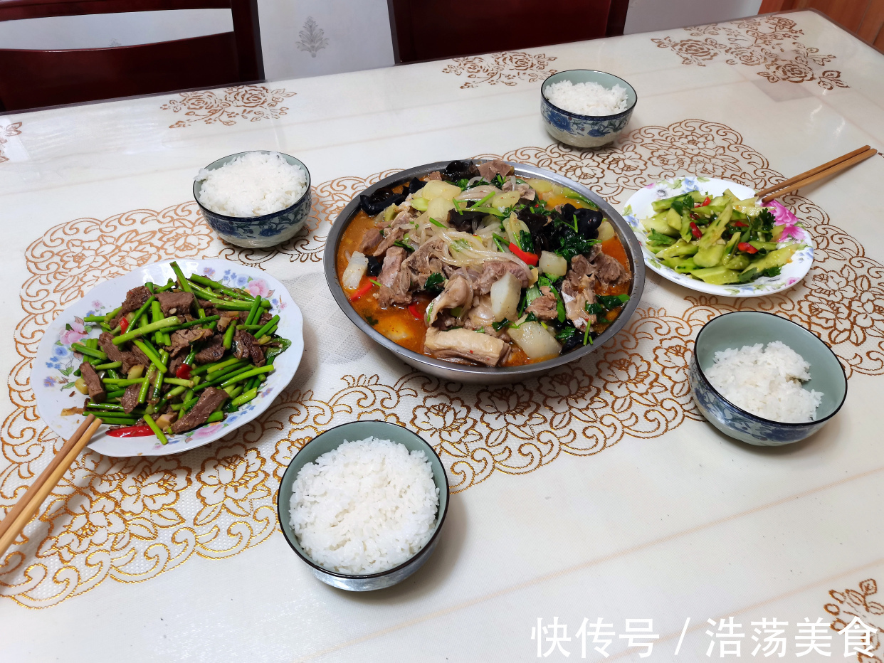 吃肉|大锅炖肉大盆上肉,手抓着排骨大口吃肉,这吃法解馋