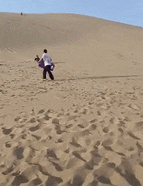 |搞笑GIF:漂亮的妹子都很有礼貌