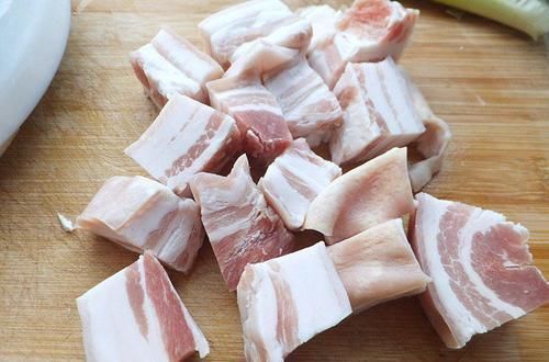 红烧肉|做红烧肉，这2种调味料一定不要放，否则肉柴还不香