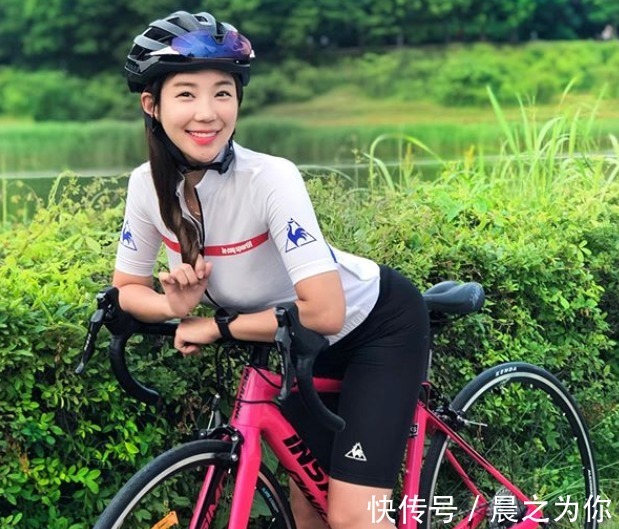 女播音员|爱健身的30岁女播音员,穿上运动服后,秒变活泼小姑娘