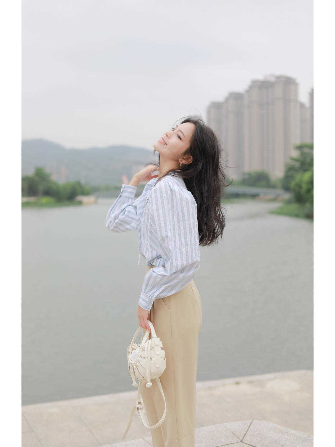 气质|穿衬衫的季节,怎么穿才能更干练又洋气?搭配格子长裤特别显气质