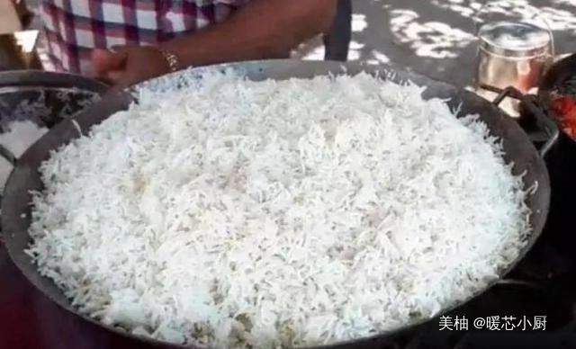 泰国留学生嫌弃中国炒饭，摆摊卖“泰国炒饭”，如今让人羡慕不已