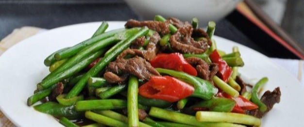 错误|为什么蒜苔在焯水之后又老又黄看看大厨操作,知道这是一个错误