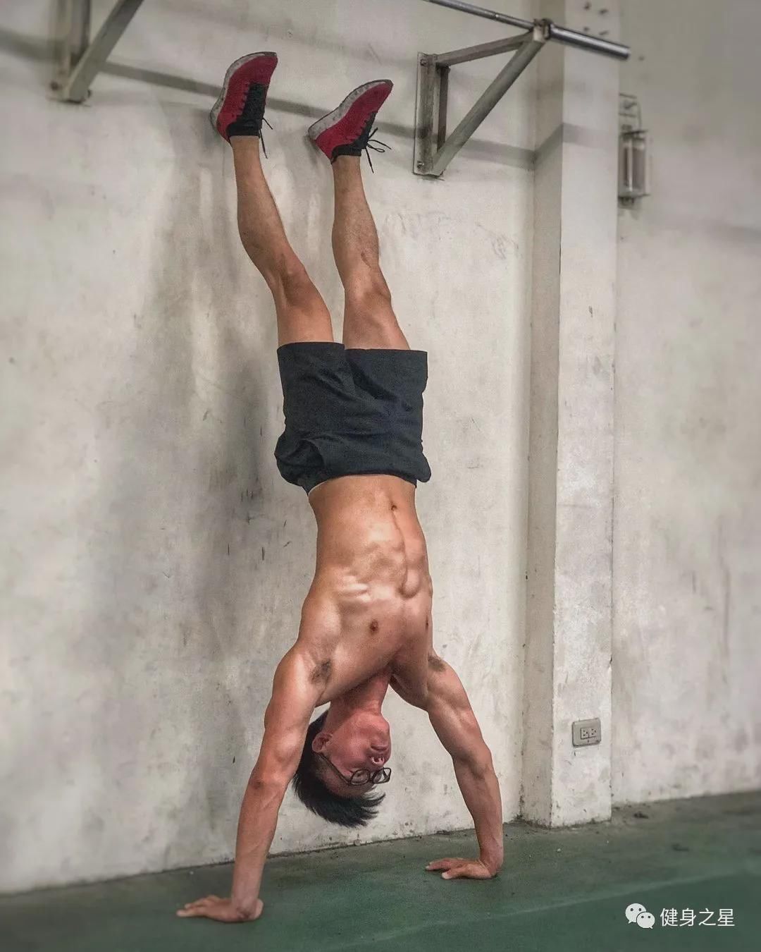 超硬核眼镜|超硬核眼镜小哥秀肌肉，筋肉身材太生猛了！