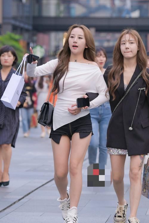 肤白貌美的热裤小姐姐,更能衬托身材美